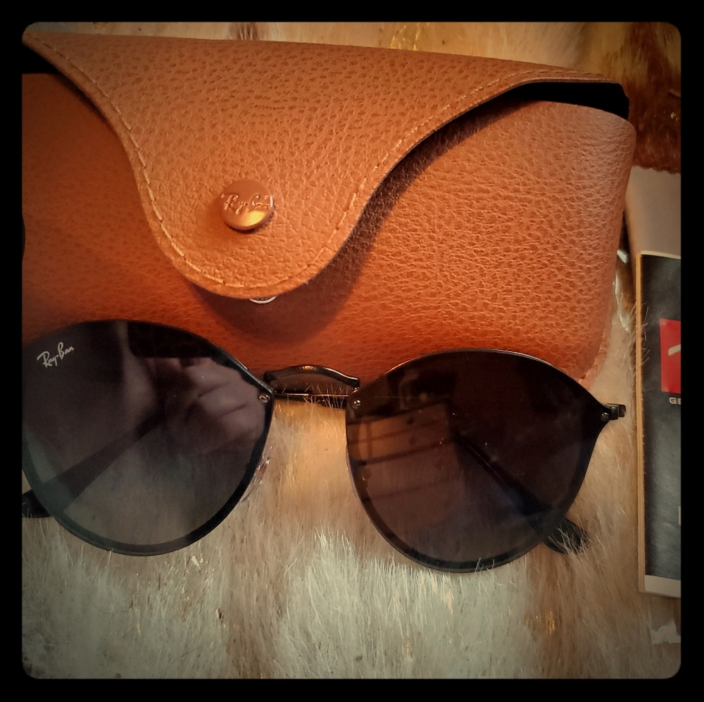 Ray Ban Black mirrored lense on black metal frame